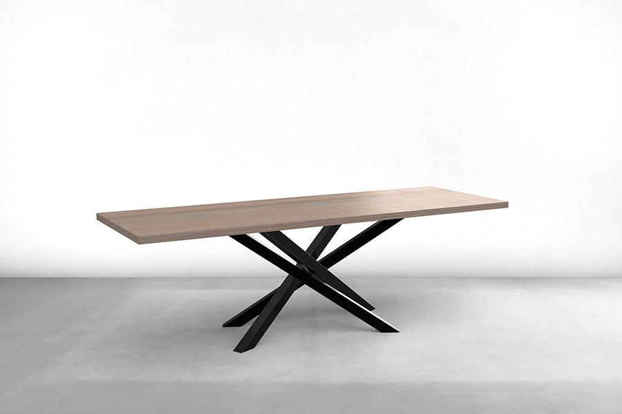 现代木材和金属餐桌
